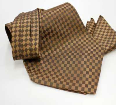 MS-5008 Conjunto de gravata ascot amarrada à mão e lenço de bolso xadrez marrom