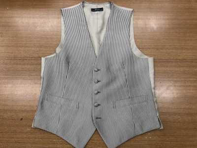 V-3004-O Colete formal em jacquard de poliéster Fabricado no Japão Listrado dourado