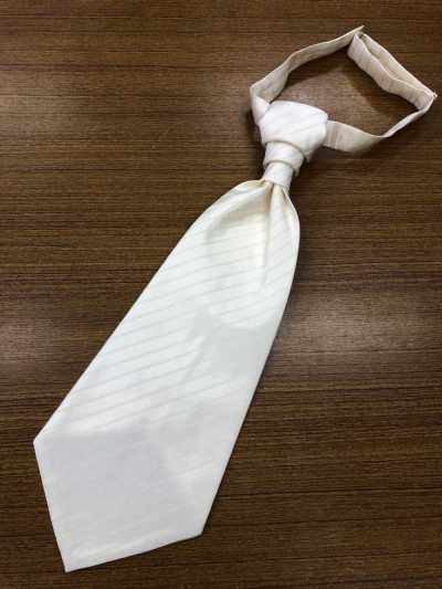 YT-110W Gravata ascot de seda e lã Fabricado no Japão (Gravata europeia) Padrão listrado Branco-sujo