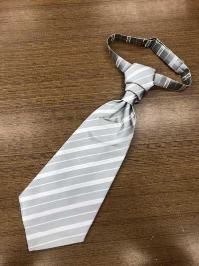 YT-986G Fabricado no Japão Gravata Ascot (Gravata Euro) Cetim de Seda Listrado Cinza