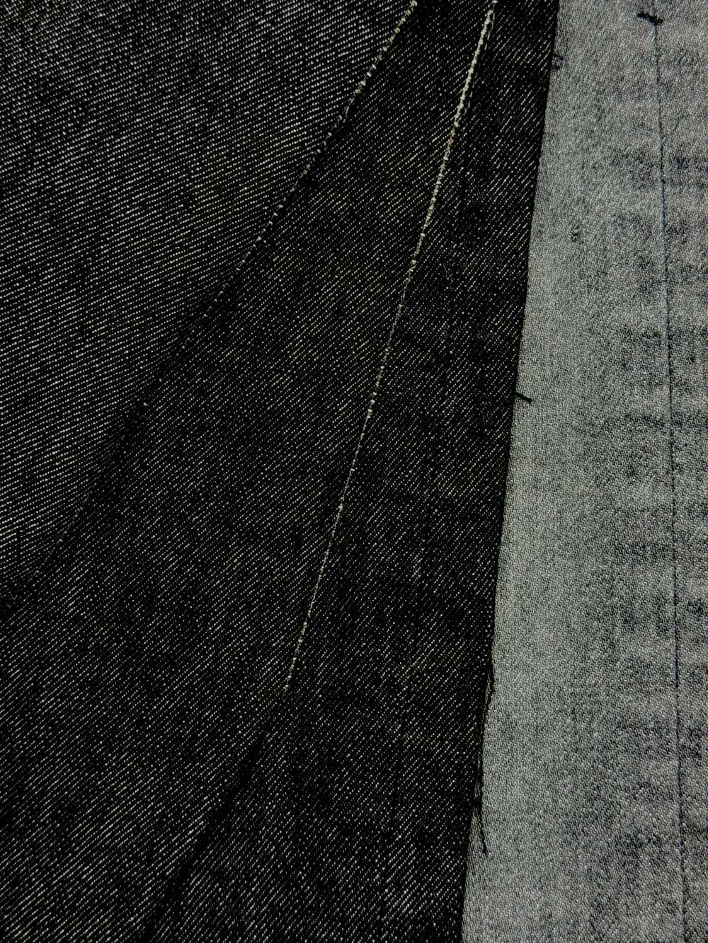 Este "jeans super elástico" combina o visual clássico do jeans com uma elasticidade incrível.