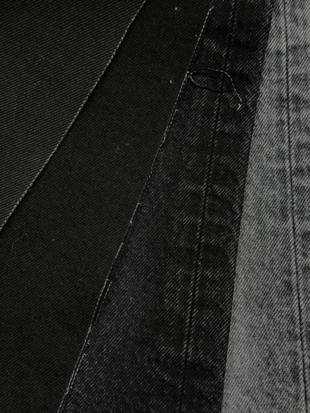 Este é um produto de longa data da Kaihara, caracterizado por seu belo tecido sarjado, que remete a peças vintage.